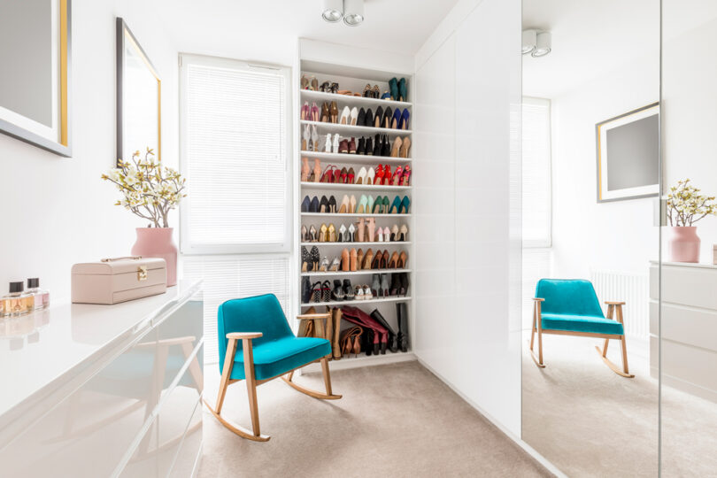 Um quarto com sapateira para todos os sapatos. Sapateira.