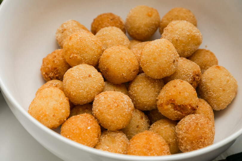 Uma bacia com bolinhas de queijo servidas. Bolinha de queijo.