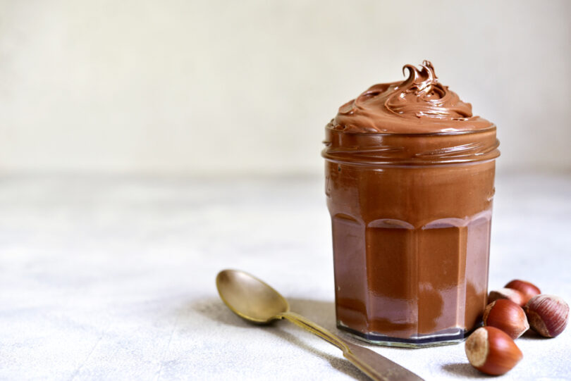 Um picolé caseiro feito de Nutella. Picolé Nutella.