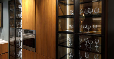 Uma cristaleira moderna, com as taças dentro. Cristaleira.