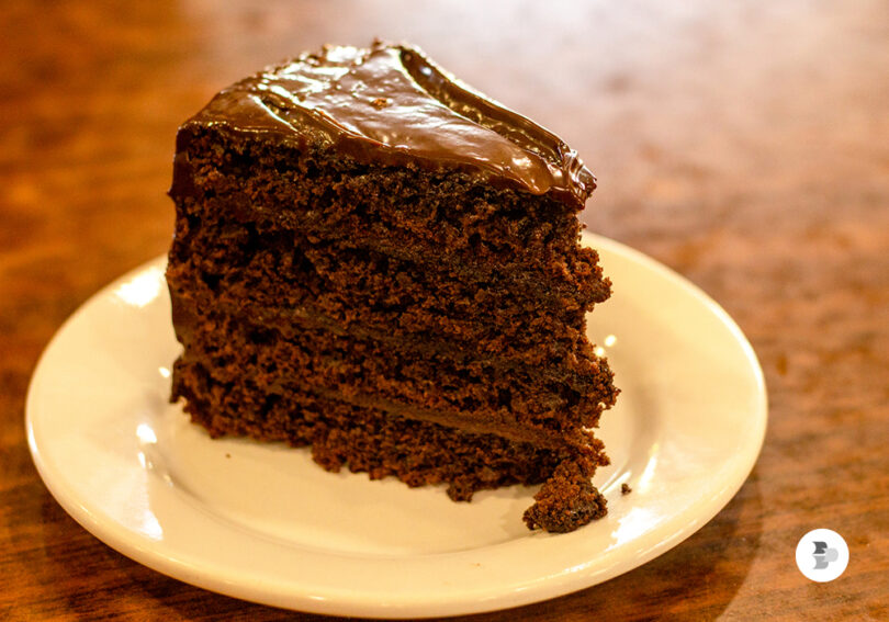 Um pedaço de bolo de chocolate em um prato. Bolo de chocolate.