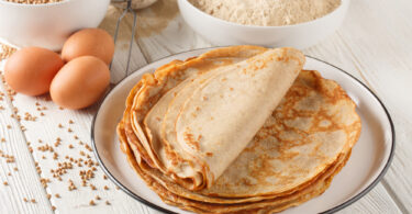 Algumas panquecas feitas de farinha de trigo. Massa de panqueca.