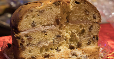 Um panetone com camadas de sorvete por baixo. Panetone recheado sorvete.