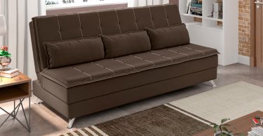 Uma sala com um sofá-cama marrom. Sofá-cama.