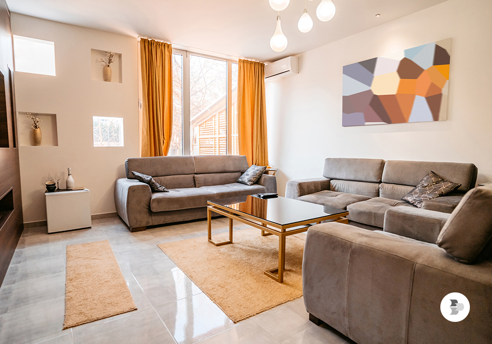 Uma sala com três sofás. Sofá ideal.