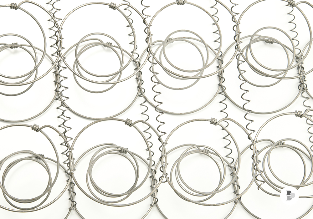 Detalhe aproximado das molas de um colchão de mola. Melhor colchão.