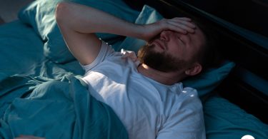 Uma pessoa com dificuldades para dormir bem. Privação sono.
