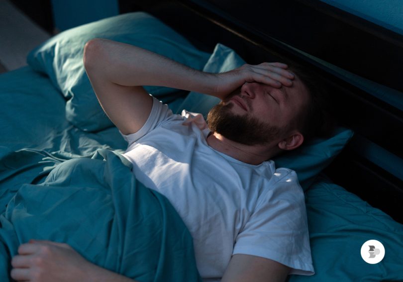 Uma pessoa com dificuldades para dormir bem. Privação sono.