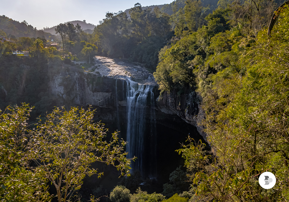 Uma vista para a frente do Salto Ventoso, em Farroupilha. Rio Grande do Sul.