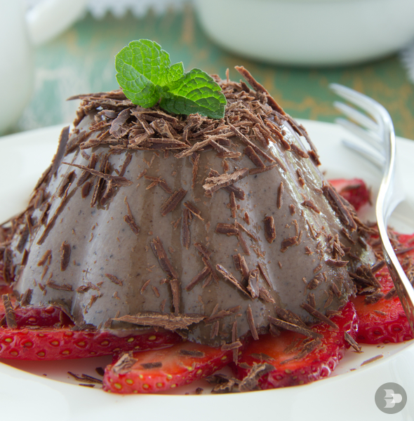 Uma panna cotta de chocolate em um prato. Panna Cotta.