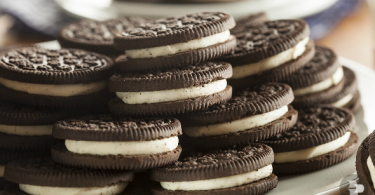 Vários biscoitos Oreo em um prato. Milk shake oreo