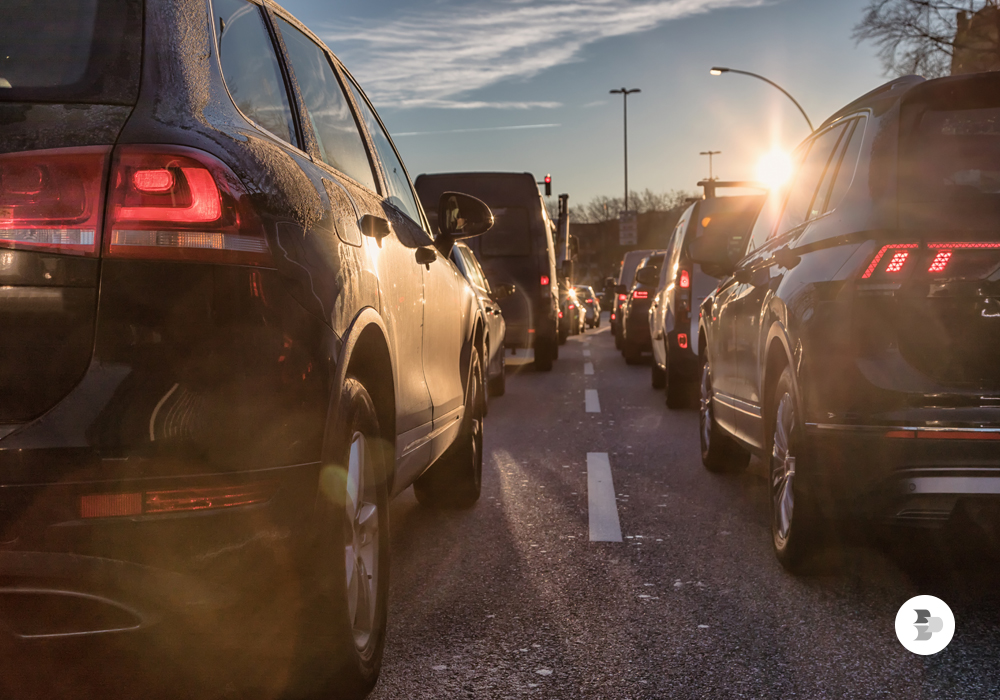 Um engarrafamento em uma avenida de uma cidade com muito movimento. Hábitos volante.