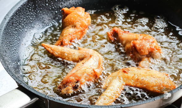 Pedaços Fígado Frango Fritos Óleo Com Maçãs Cebolas Uma Panela fotos,  imagens de © Isuhi #210076332