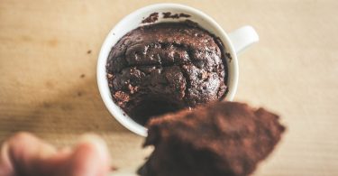 Uma caneca com um bolo. Bolo de caneca.