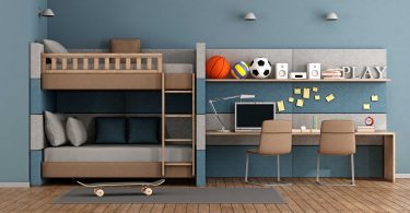 Um quarto decorado e com beliche no ambiente. Beliche e treliche.