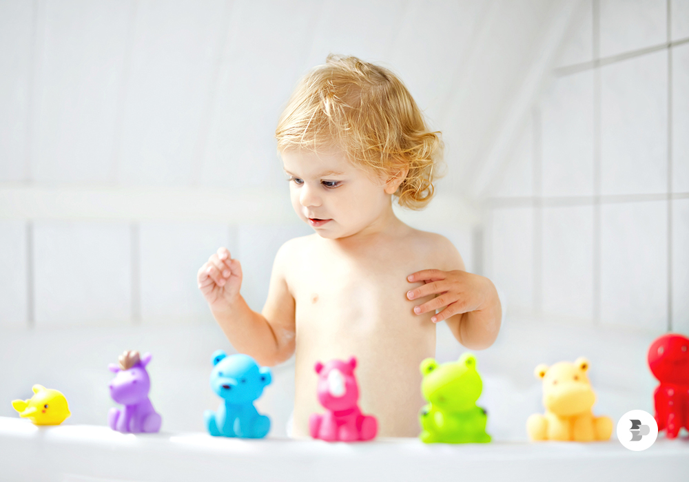 bebe-brincando-com-brinquedos-no-banho