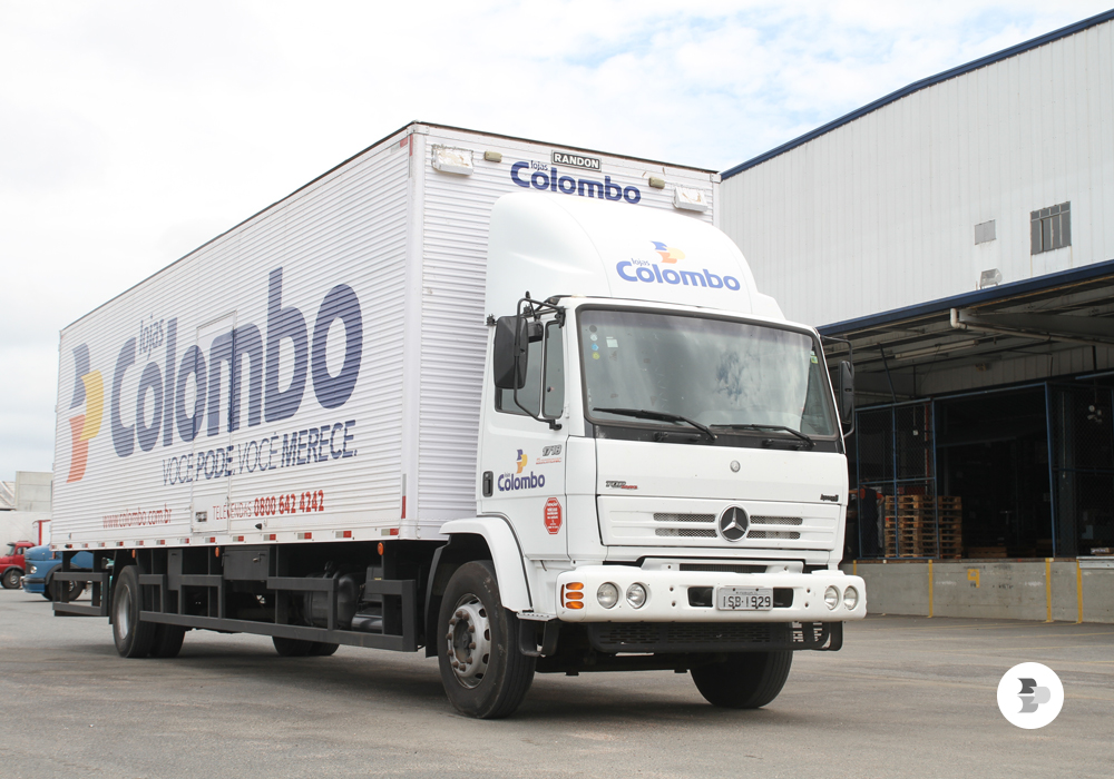 Caminhão da nossa frota própria em frente ao centro de distribuição de Curitiba.