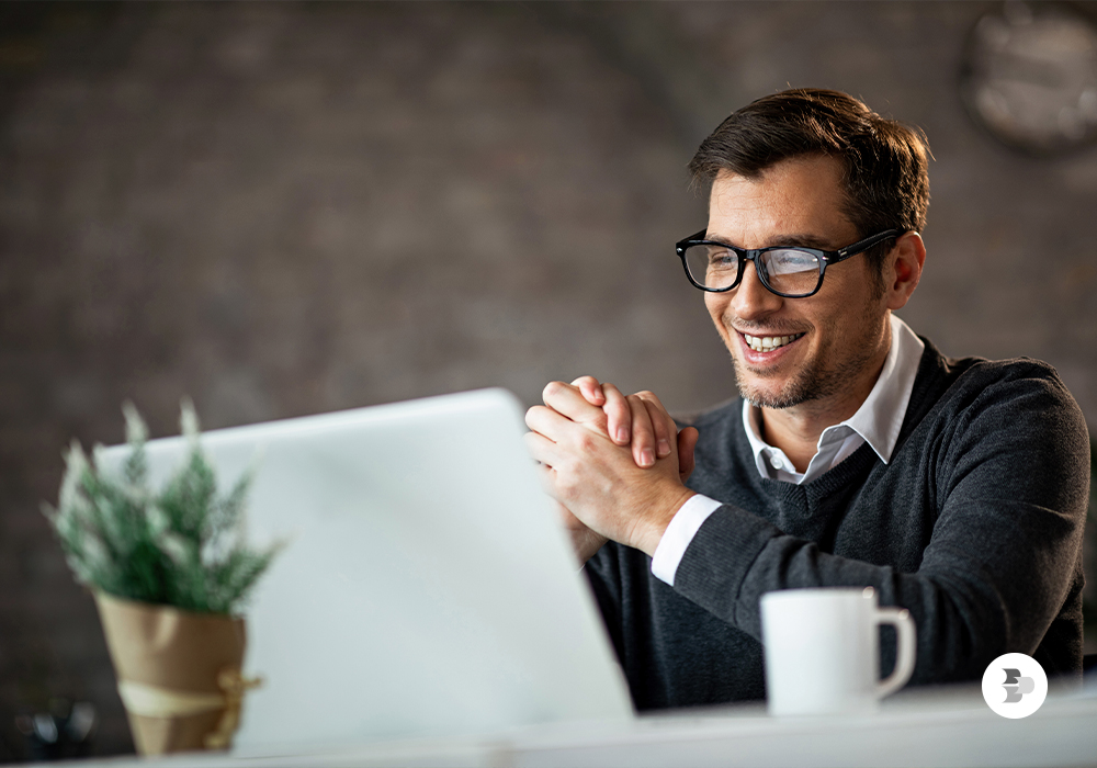homem-fechando-negocios-virtuais