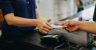 Um consumidor comprando um produto. Dia consumidor.