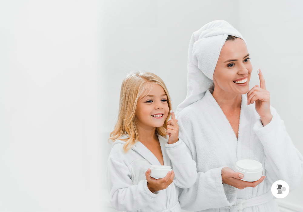 mae-e-filha-cuidando-da-pele