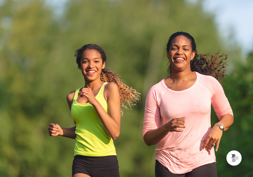 Mãe e filha fazendo exercícios ao ar livre. Mães.