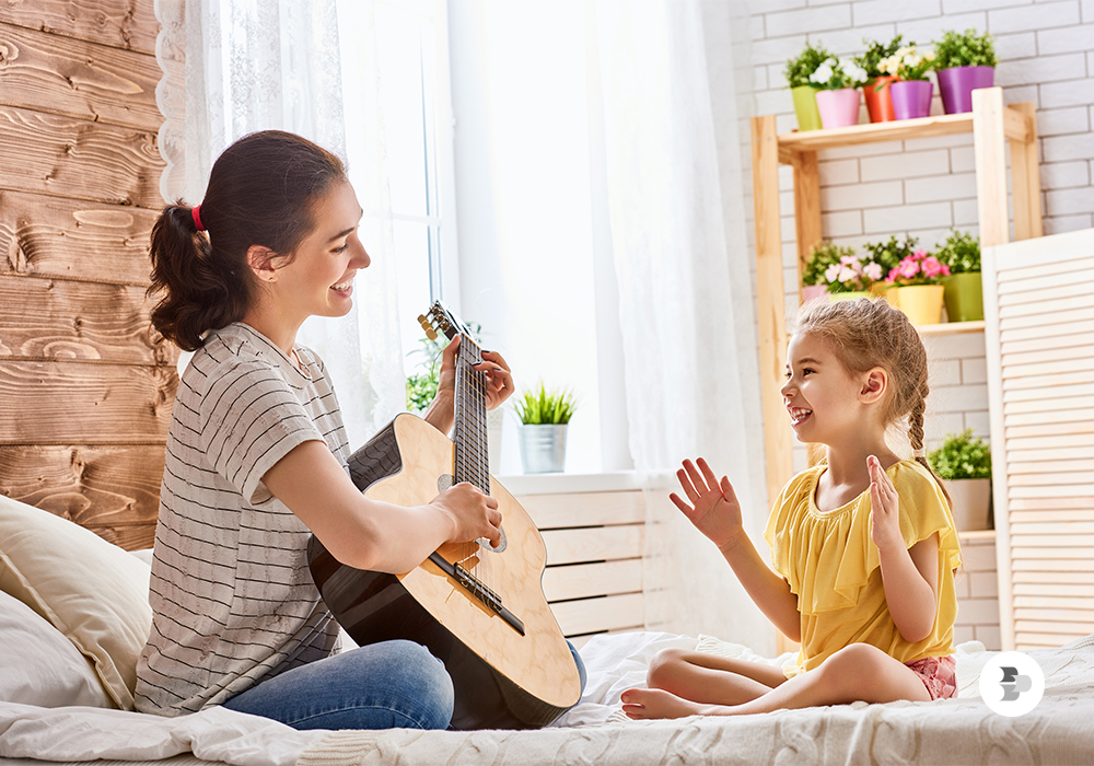 mae-e-filha-tocando-violao-e-cantando