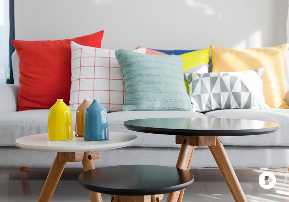 Algumas almofadas no sofá da sala. Redecorar casa.