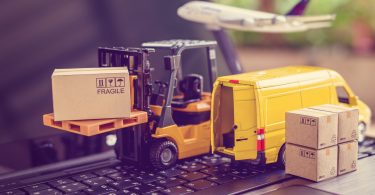 Uma maquete de uma empilhadeira colocando as encomendas na van de entregas. Gestão frete.
