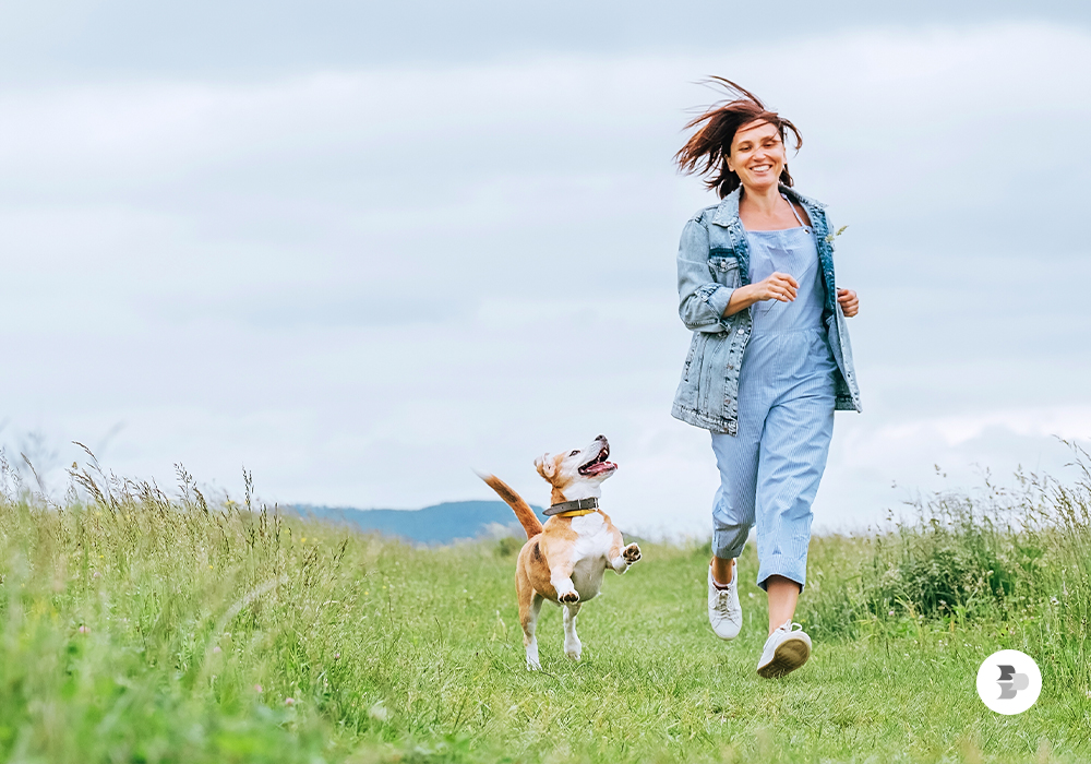 moça e seu cão correndo ao ar livre moca-e-seu-cao-correndo-ao-ar-livre