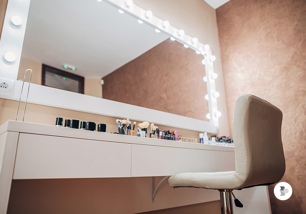 A penteadeira camarim é amplamente conhecida por suas luzes nas bordas. Penteadeira ideal.