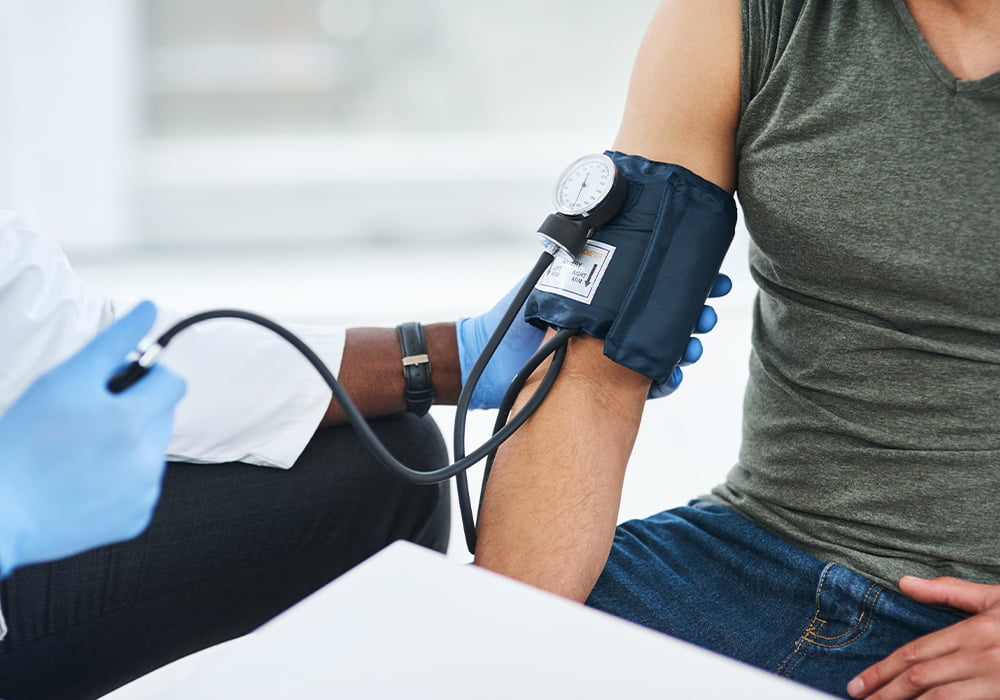 Ajuda controlar a pressão. 