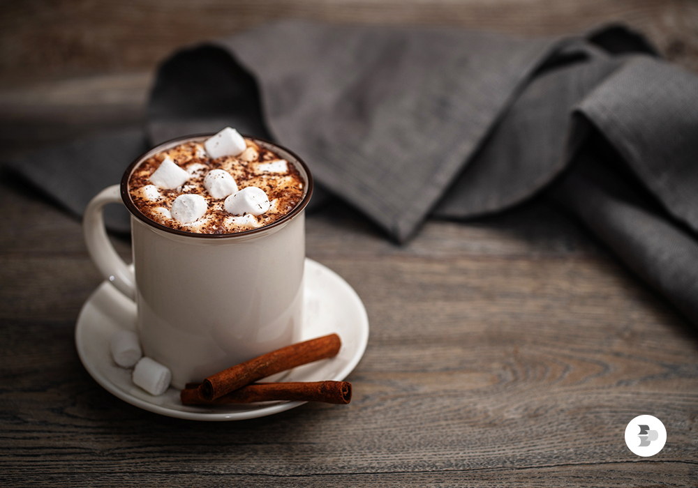 Acrescentar uma canela ou marshmallows enriquece o sabor do chocolate quente. Bebidas quentes.