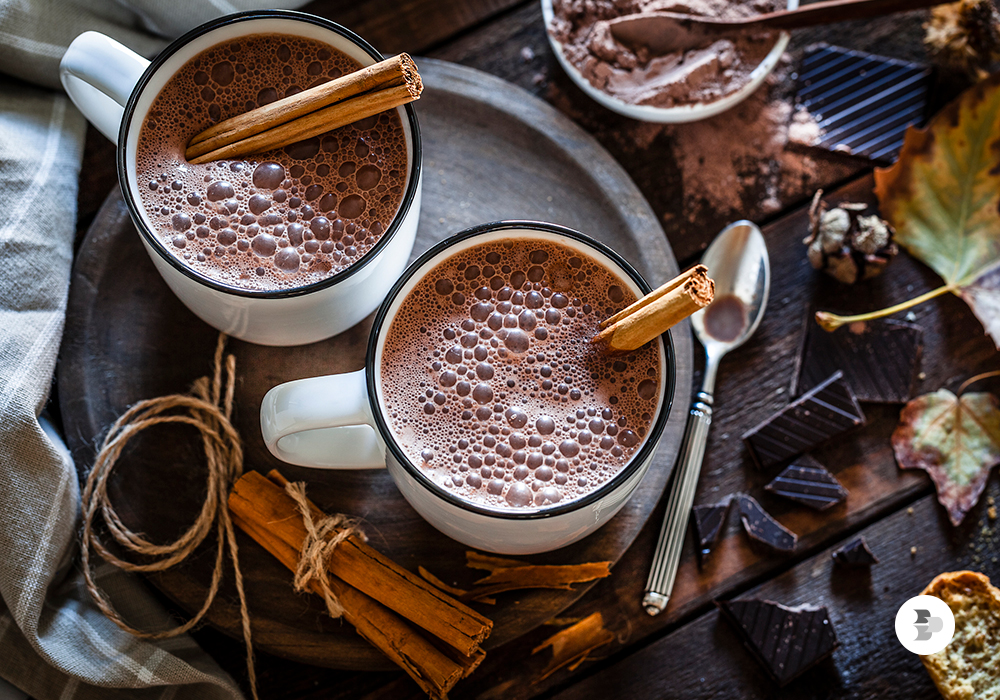 Chocolate quente com dois paus de canela. Bebidas quentes.