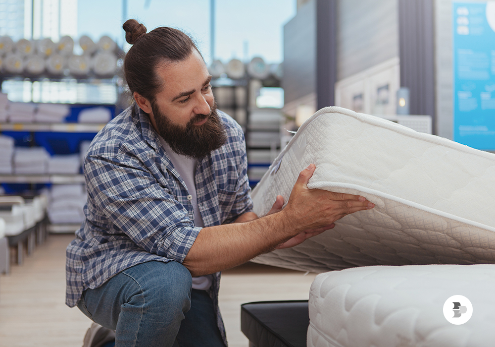 Homem escolhe o colchão pelo tipo e características do produto. Melhor colchão.