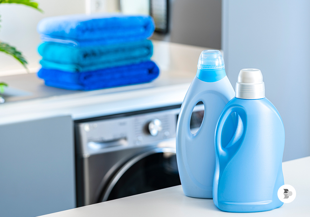 O amaciante ajuda a preservar e limpar as roupas. Lavanderia.