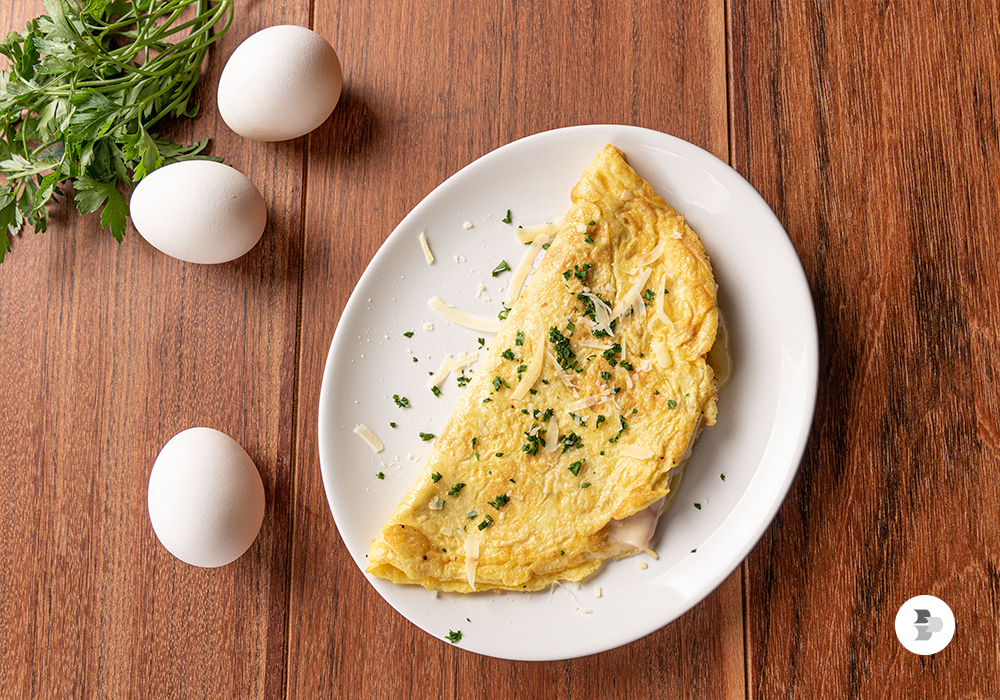 Um omelete pode ser preparado na sanduicheira com sucesso. Sanduicheiras.