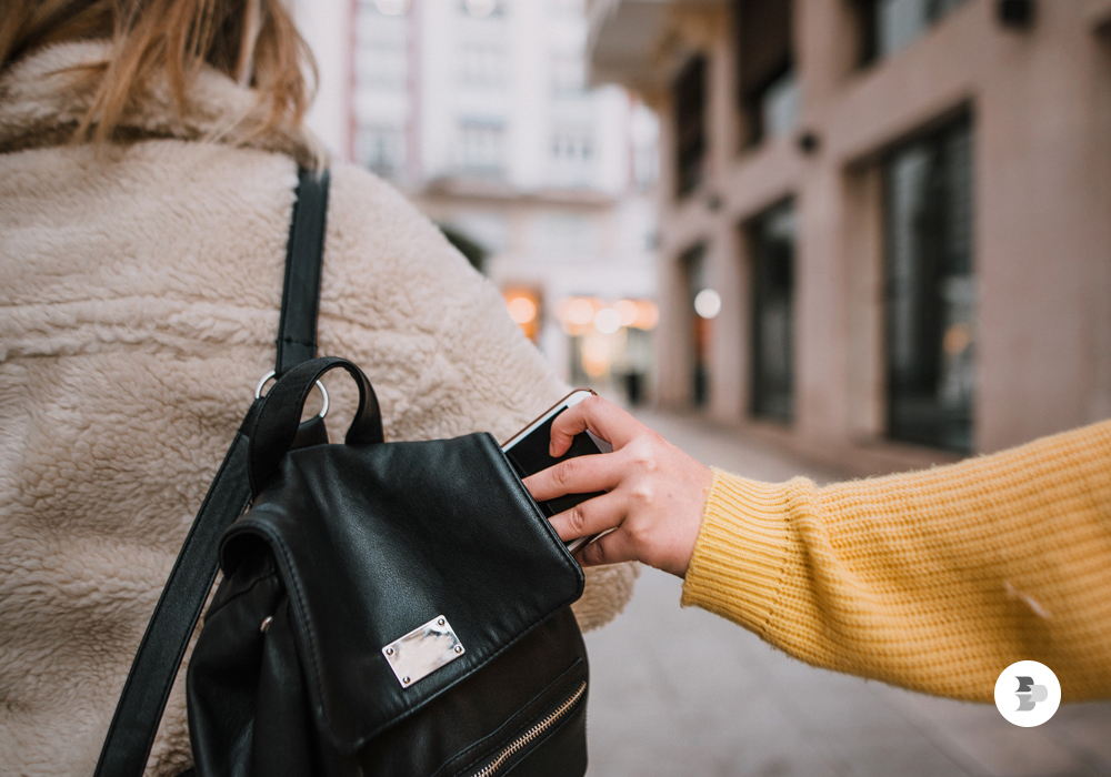 Foto com um roubo de celular de uma mulher. Descubra Como Manter Seu Celular Seguro com o Novo App do governo.