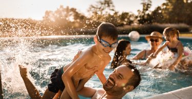 Família aproveitando um dia de verão na piscina. Confira 7 dicas de como aproveitar o verão.