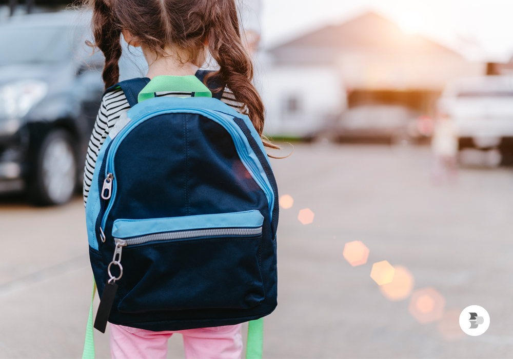 Criança usando mochila para ir à escola, seguindo as novidades de volta às aulas em 2024.