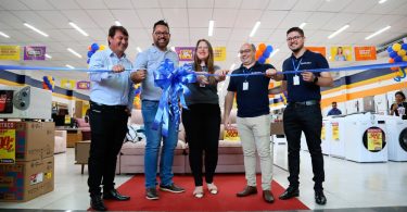 Pessoas inaugurando a filial da Lojas Colombo em Foz do Iguaçu/PR. Chegamos ao centro de Foz do Iguaçu/PR!