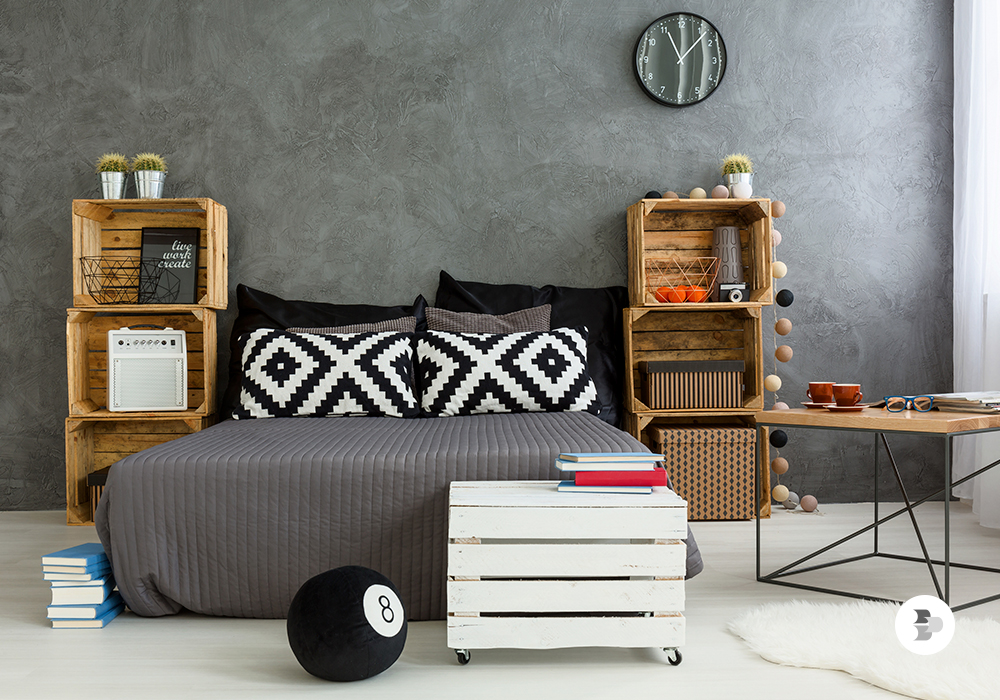 Um exemplo de decoração simples são caixas de madeira que viram estantes. Decoração Econômica.