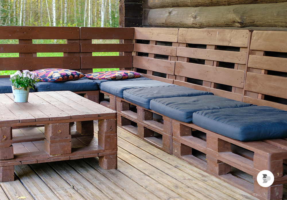 Sofá feito com pallets. decoração econômica.