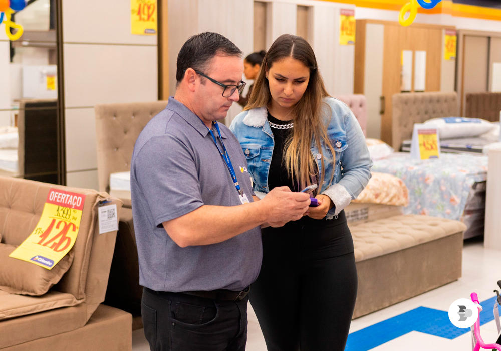 Funcionário da Lojas Colombo em Wenceslau Braz/PR ajudando uma cliente a comprar. Wenceslau Braz.