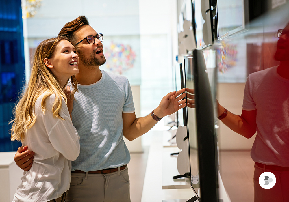 Casal escolhendo uma Smart TV para sua casa. Smart TV.
