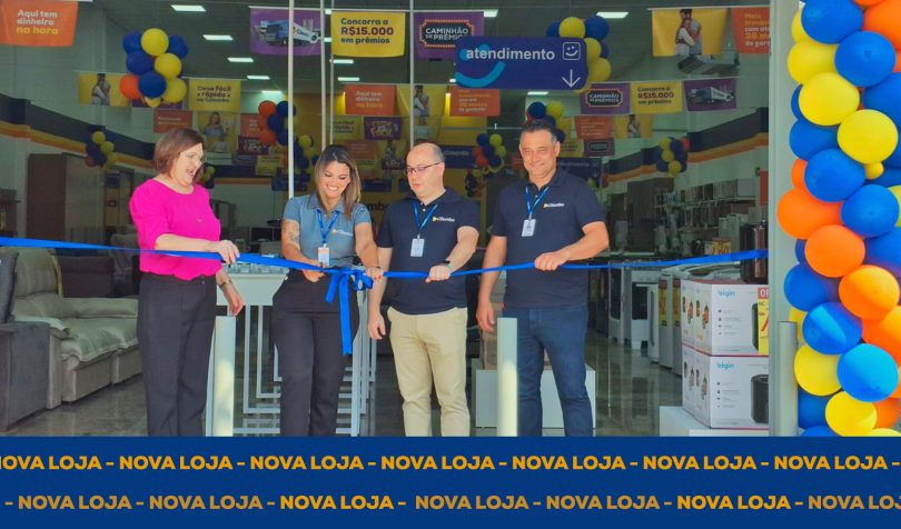 Pessoas inaugurando a mais nova filial da Lojas Colombo em Sertanópolis/PR. Sertanópolis/PR.
