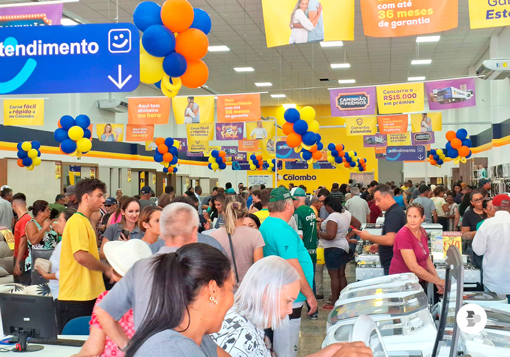 Pessoas aproveitando as ofertas de inauguração da nova filial da Lojas Colombo em Sertanópolis/PR. Sertanópolis/PR.