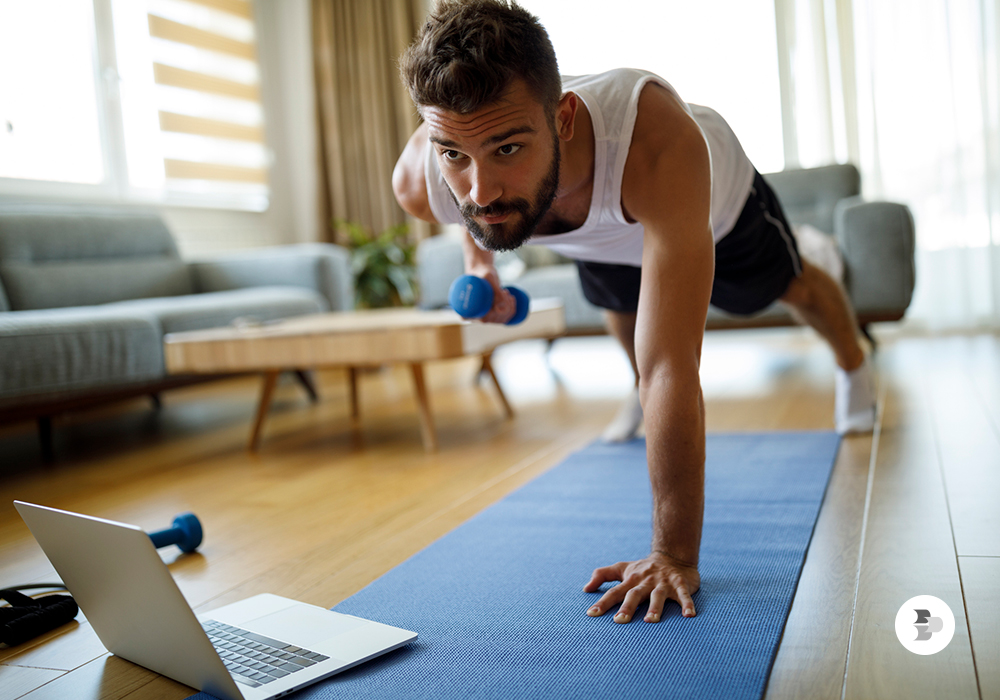 Pessoa começando o dia fazendo exercícios em casa. Treino em casa.
