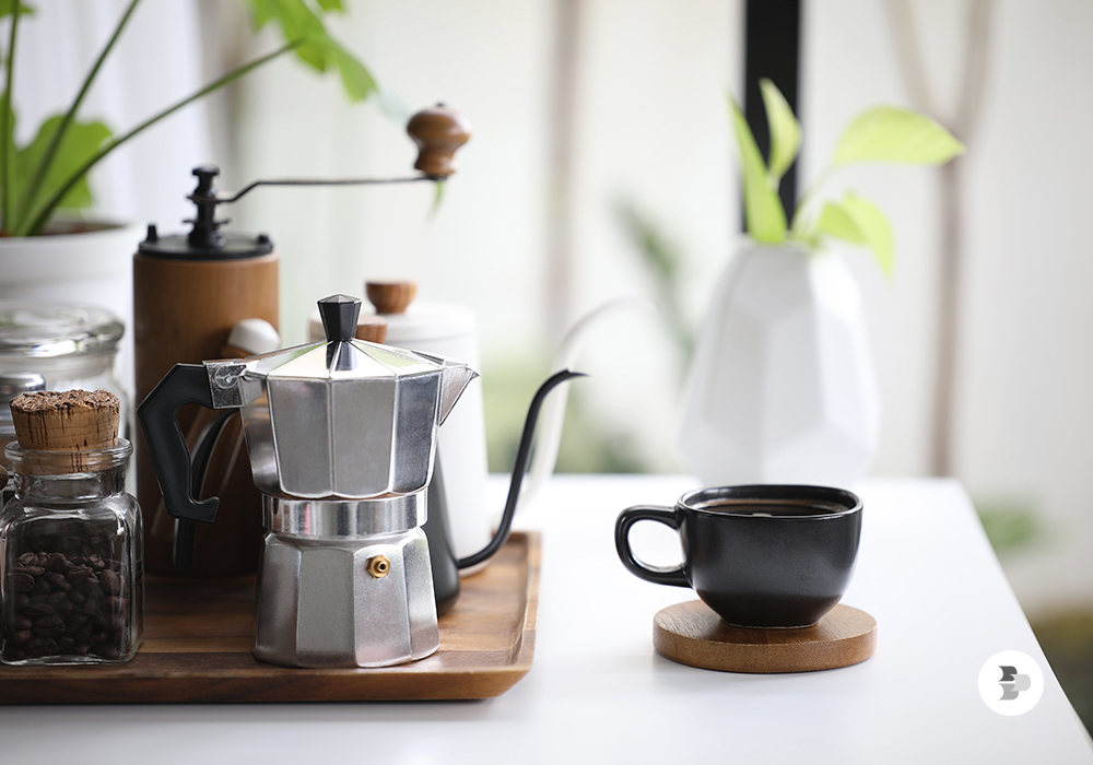 Um cantinho do café simples na cozinha. Cantinho do café.