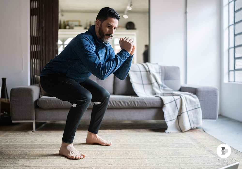 Homem escolhe sala de estar para treinar. Treino em casa.