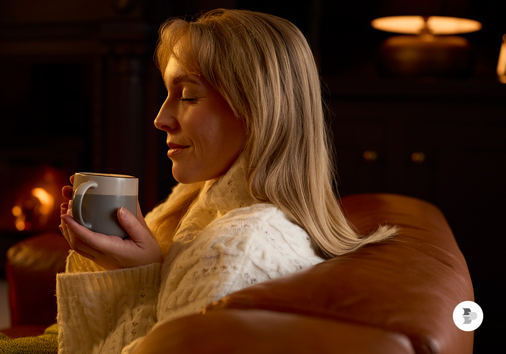 Mulher tomando café em local bem iluminado. Cantinho do café.